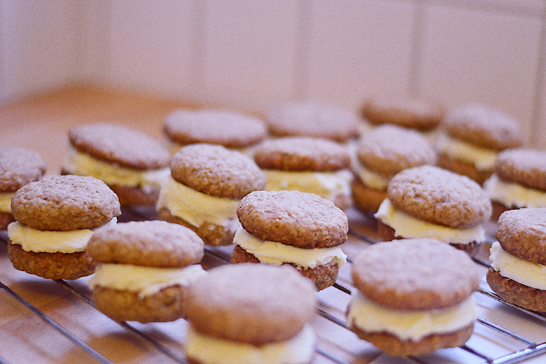Oatmeal Creme pies / bananabloom.com #baking #cookies #sweets #oatmealcremepie