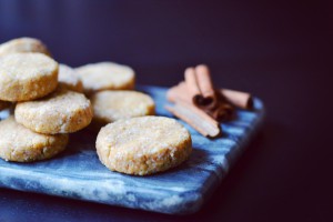 Raw Saffron Cinnamon Cookies | http://BananaBloom.com #saffron #rawfood #rawcookies #rawbaking