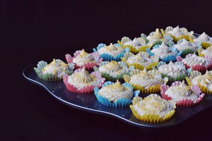 Raw Caramel Strawberry Cupcakes with Buttercream Cashew Frosting | http://BananaBloom.com #rawfood #cupcakes #rawbaking #health