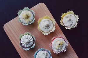 Raw Caramel Strawberry Cupcakes with Buttercream Cashew Frosting | http://BananaBloom.com #rawfood #cupcakes #rawbaking #health