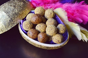 Healthy Easter - Tropical Raw Bliss Balls | http://BananaBloom.com #blissballs #vegan