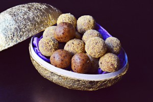 Healthy Easter - Tropical Raw Bliss Balls | http://BananaBloom.com #blissballs #vegan