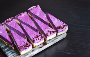 Raw Vegan Blueberry Cheesecake | http://BananaBloom.com #rawvegan