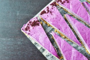 Raw Vegan Blueberry Cheesecake | http://BananaBloom.com #rawvegan