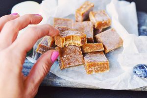 Chewy Vegan Fudge | http://BananaBloom.com #vegan #baking #fudge #recipe