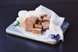 Chewy Vegan Fudge | http://BananaBloom.com #vegan #baking #fudge #recipe