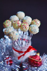 Festive Cake Pops [Vegan] | http://BananaBloom.com