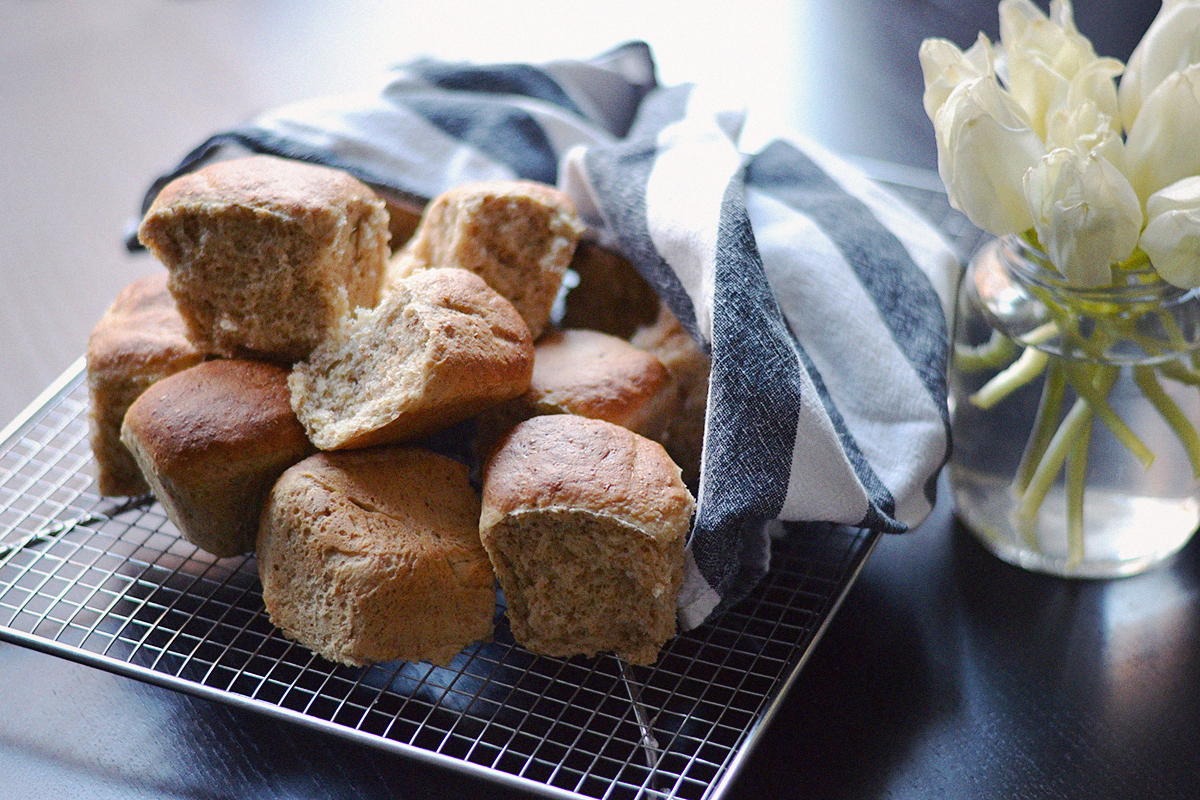 Quick Coconut Oil Bread Rolls (Vegan) | http://BananaBloom.com