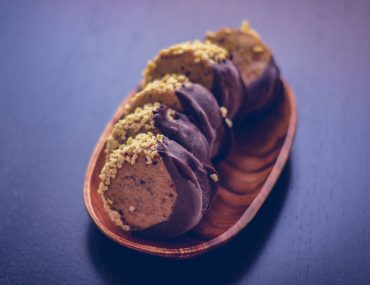 Raw Nice Cream Sandwiches | http://BananaBloom.com