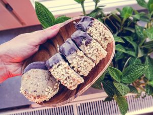 Raw Nice Cream Sandwiches | http://BananaBloom.com