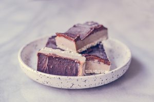 Crunchy Caramel Chocolate Slice | http://BananaBloom.com