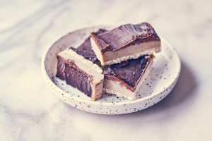 Crunchy Caramel Chocolate Slice | http://BananaBloom.com